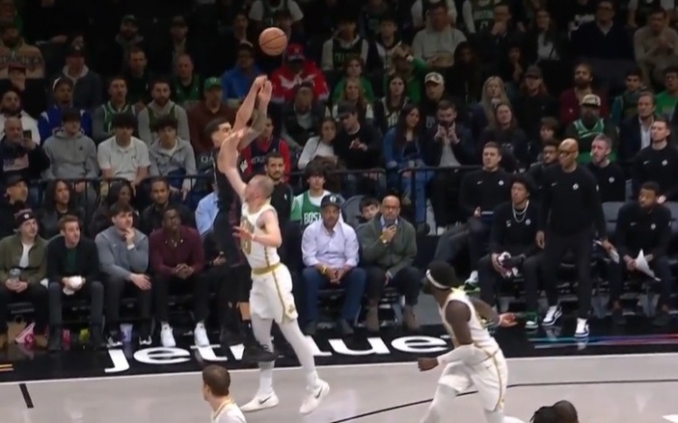 开云体育网址最新-这球没得争辩！小波特干拔三分踢腿绊倒豪泽被吹进攻犯规